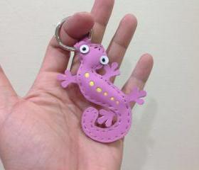 Joshua the Gecko leather keychain ( Pink )