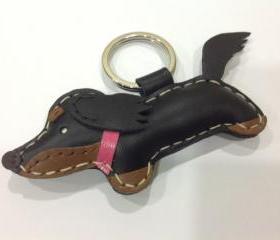 Annie the Running Dachshund Leather Keychain ( Black / pink collar )